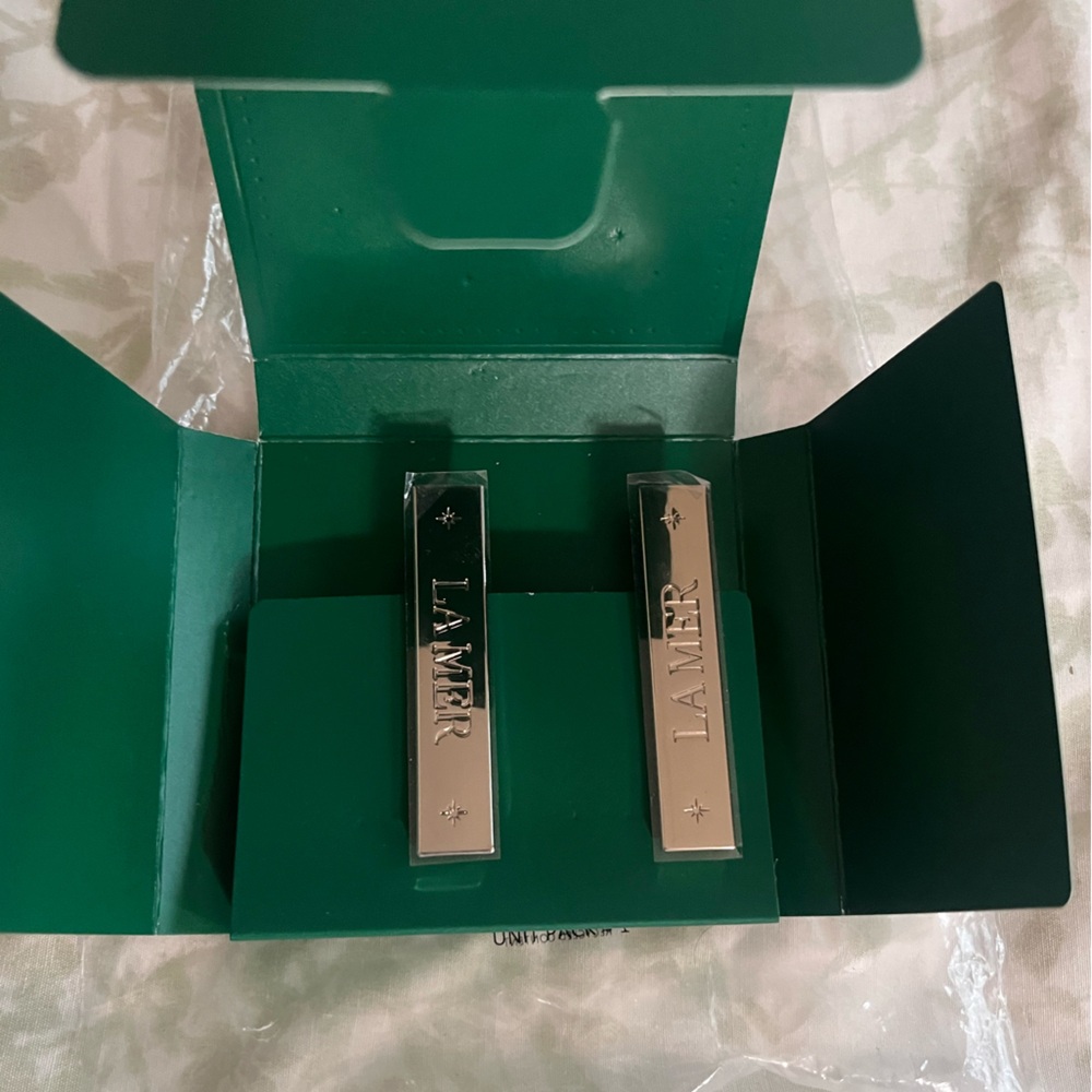 La Mer, dainty hair clip brand new :)